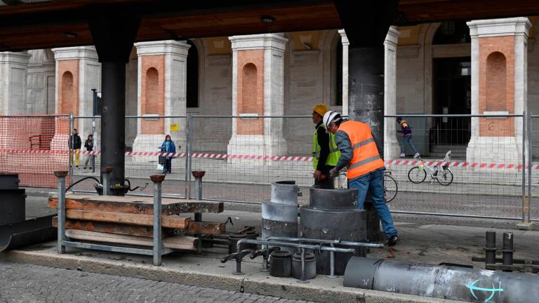 A Forlì sono iniziate le operazioni per rimuovere la pensilina di piazza Saffi. Siete favorevoli a questa scelta? A Forlì sono iniziate le operazioni per rimuovere la pensilina di piazza Saffi. Siete favorevoli a questa scelta?