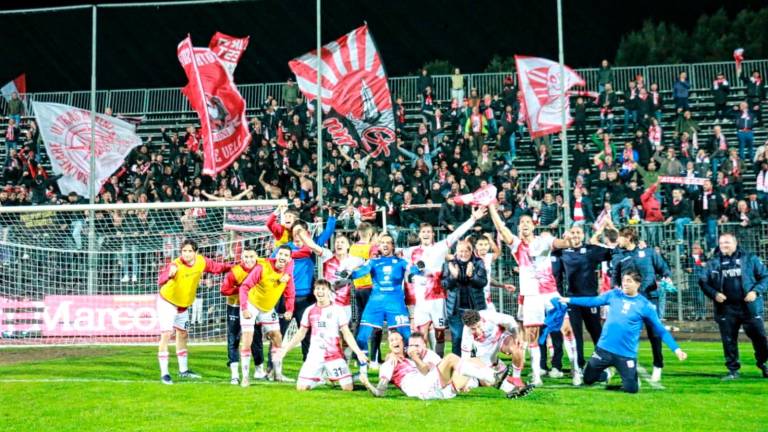 La squadra biancorossa esulta dopo la vittoria a Gubbio nei play-off (foto Poggi) La squadra biancorossa esulta dopo la vittoria a Gubbio nei play-off (foto Poggi)