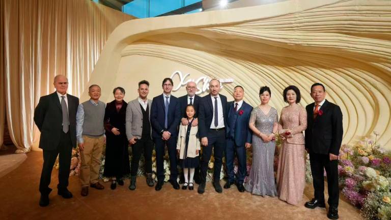 Il gruppo italiano con i parenti degli sposi Il gruppo italiano con i parenti degli sposi