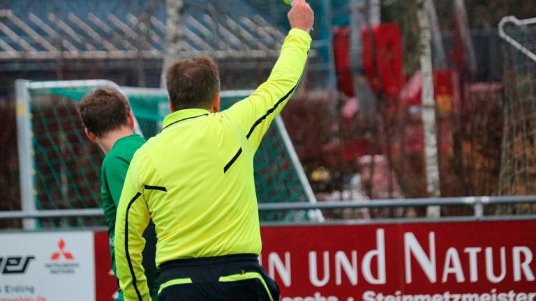 Calcio, già 5 aggressioni agli arbitri nel territorio ravennate: “Ma i tesserati crescono e la passione non si spegne” Calcio, già 5 aggressioni agli arbitri nel territorio ravennate: “Ma i tesserati crescono e la passione non si spegne”