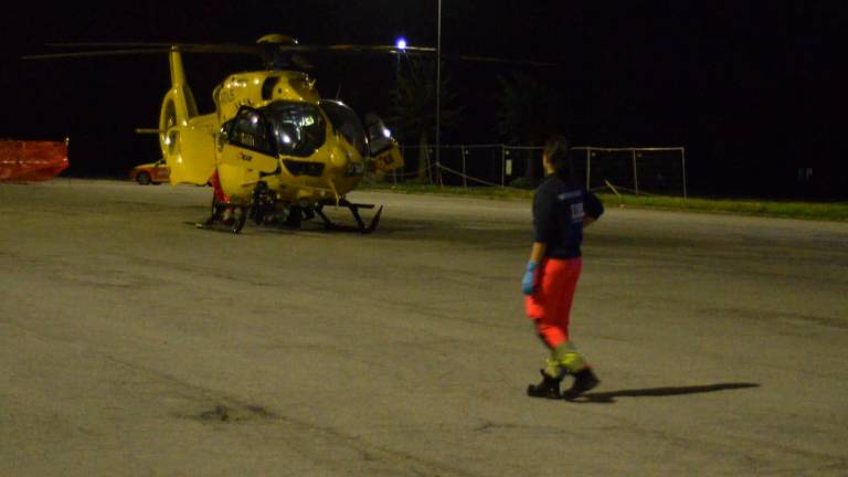 Scoperto durante un raid incendiario, scappa in auto e investe una persona, caccia all’uomo a Porto Corsini Scoperto durante un raid incendiario, scappa in auto e investe una persona, caccia all’uomo a Porto Corsini