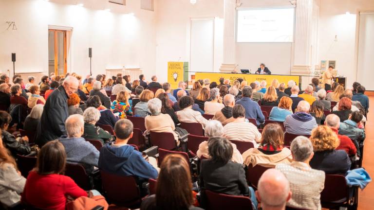 Palazzo del Ridotto gremito per Viroli Palazzo del Ridotto gremito per Viroli