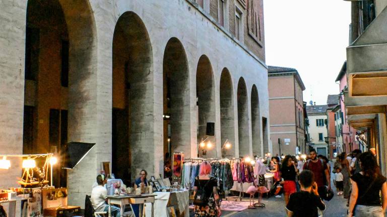 Scorci del centro storico di Imola con i mercatini e i locali aperti per degustazioni e iniziative durante una passata edizione di “Imola di mercoledì” (foto mmph) Scorci del centro storico di Imola con i mercatini e i locali aperti per degustazioni e iniziative durante una passata edizione di “Imola di mercoledì” (foto mmph)