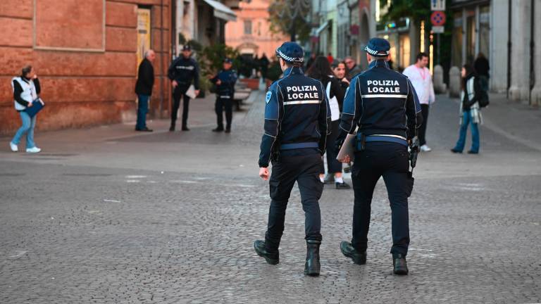 Agenti della polizia locale in centro storico a Forlì Agenti della polizia locale in centro storico a Forlì