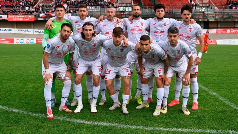 Il Forlì sceso in campo contro la Pistoiese nel giorno della vittoria del campionato (foto Fabio Blaco) Il Forlì sceso in campo contro la Pistoiese nel giorno della vittoria del campionato (foto Fabio Blaco)