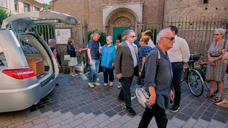 Ravenna, una folla al funerale di don Giuliano Trevisan. C’è anche Riccardo Muti Ravenna, una folla al funerale di don Giuliano Trevisan. C’è anche Riccardo Muti