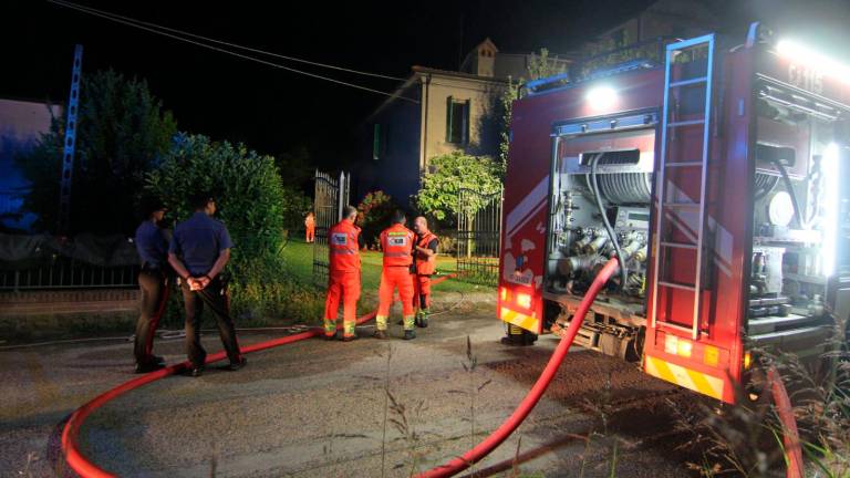 Bagnacavallo, tragico incendio: madre e figlia muoiono carbonizzate VIDEO Bagnacavallo, tragico incendio: madre e figlia muoiono carbonizzate VIDEO