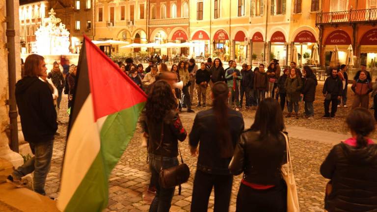 Cesena, più di 150 persone in piazza subito dopo l’attacco alla flotilla, venerdì mattina sciopero con grande corteo dalla stazione, nelle prossime ore altre tre iniziative Cesena, più di 150 persone in piazza subito dopo l’attacco alla flotilla, venerdì mattina sciopero con grande corteo dalla stazione, nelle prossime ore altre tre iniziative
