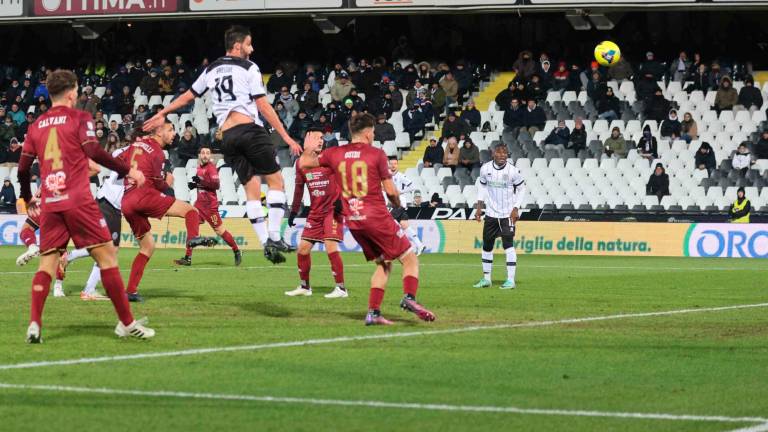 Giuseppe Prestia svetta di testa nel match di sabato scorso contro il Pontedera foto zanotti Giuseppe Prestia svetta di testa nel match di sabato scorso contro il Pontedera foto zanotti