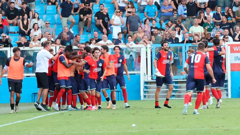 A sinistra l’esultanza finale del Fratta Terme, a destra in alto il gol vincente di Candoli e in basso la gioia dei tifosi A sinistra l’esultanza finale del Fratta Terme, a destra in alto il gol vincente di Candoli e in basso la gioia dei tifosi