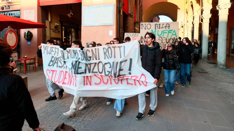 Imola, gli studenti in piazza: “Ci servono più aule, non più bombe” VIDEO GALLERY Imola, gli studenti in piazza: “Ci servono più aule, non più bombe” VIDEO GALLERY
