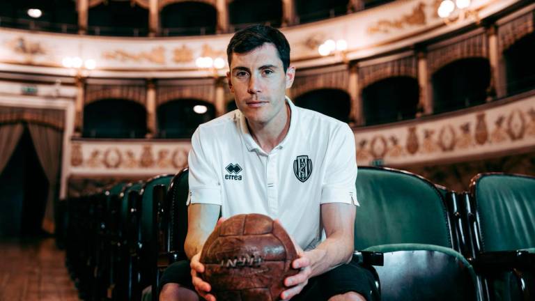 Dimitri Bisoli all’interno del Teatro Bonci (foto Cesena Fc) Dimitri Bisoli all’interno del Teatro Bonci (foto Cesena Fc)