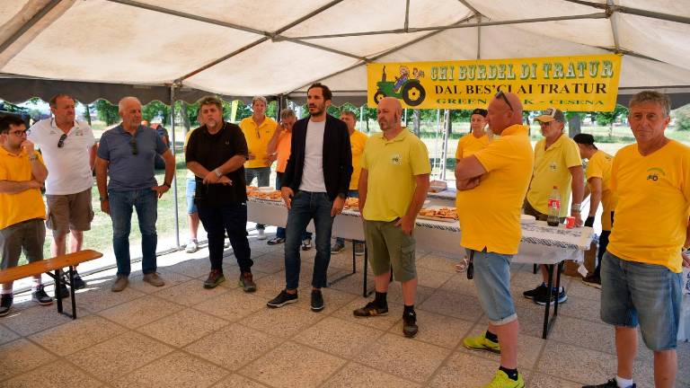 Cesena, la passione per i trattori si trasforma in un aiuto alla “scuolina” Cesena, la passione per i trattori si trasforma in un aiuto alla “scuolina”