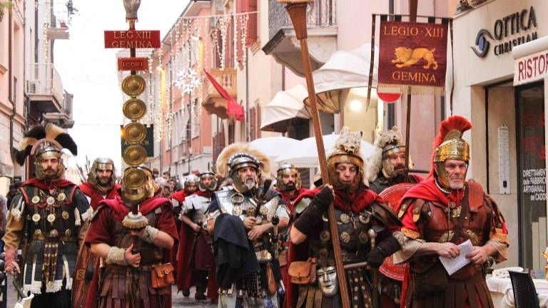 La sfilata nel centro della città La sfilata nel centro della città