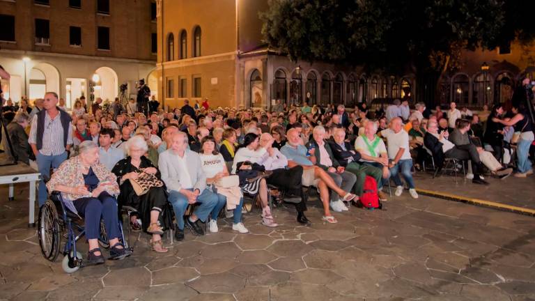 Ravenna, piazza gremita per il libro sulla dinastia di Ferruzzi e Gardini - Gallery Ravenna, piazza gremita per il libro sulla dinastia di Ferruzzi e Gardini - Gallery