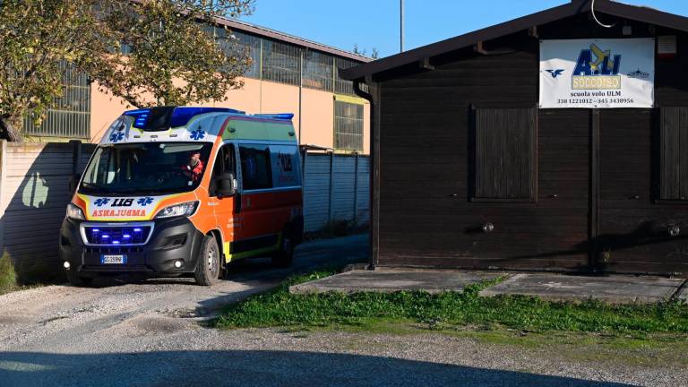Forlì. Spingono il deltaplano a motore e vengono travolti: feriti un ravennate e un gambettolese Forlì. Spingono il deltaplano a motore e vengono travolti: feriti un ravennate e un gambettolese