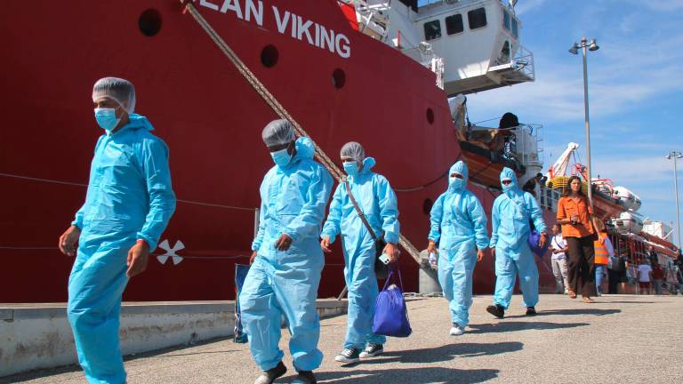 Ravenna, sbarcata la Ocean Viking con 16 migranti GALLERY Ravenna, sbarcata la Ocean Viking con 16 migranti GALLERY