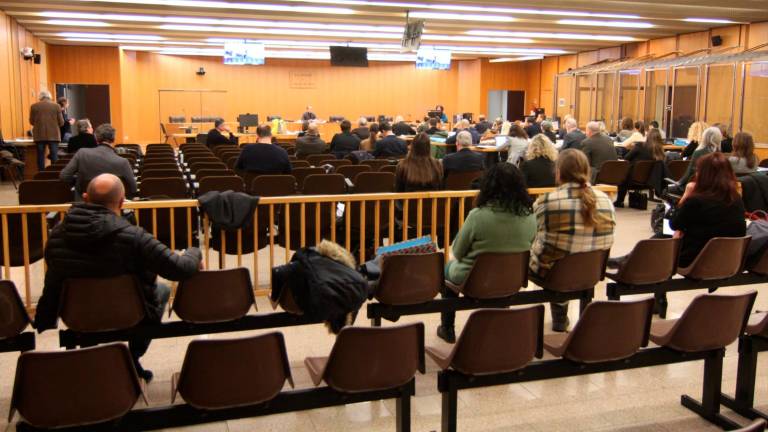 Ravenna, falsi vaccini del dottor Passarini: in aula i pazienti che puntano al proscioglimento Ravenna, falsi vaccini del dottor Passarini: in aula i pazienti che puntano al proscioglimento