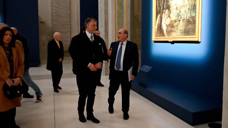 Il ministro Alessandro Giuli con Gianfranco Brunelli alla mostra (foto Blaco) Il ministro Alessandro Giuli con Gianfranco Brunelli alla mostra (foto Blaco)
