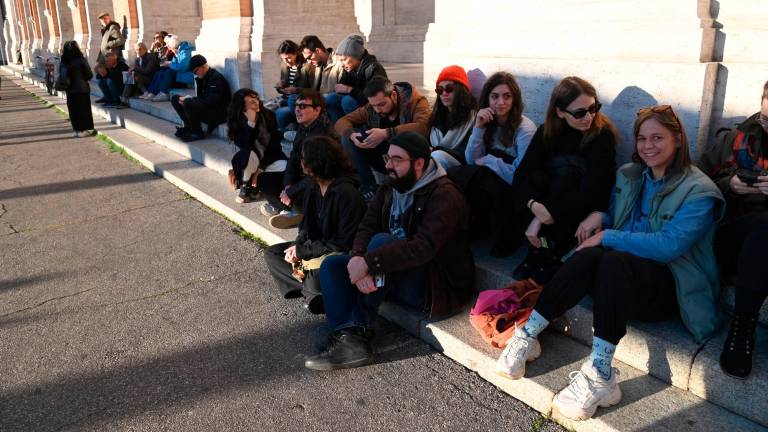Seduti sui gradini per protestare contro l’ordinanza comunale Seduti sui gradini per protestare contro l’ordinanza comunale