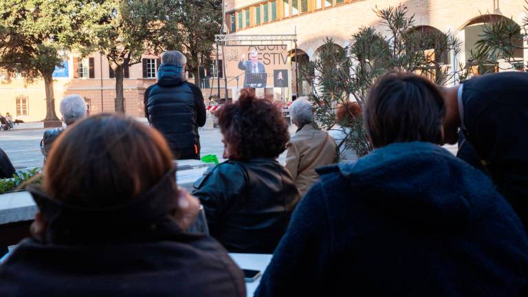 Il maxischermo in piazza Almerici per Alessandro Barbero Il maxischermo in piazza Almerici per Alessandro Barbero