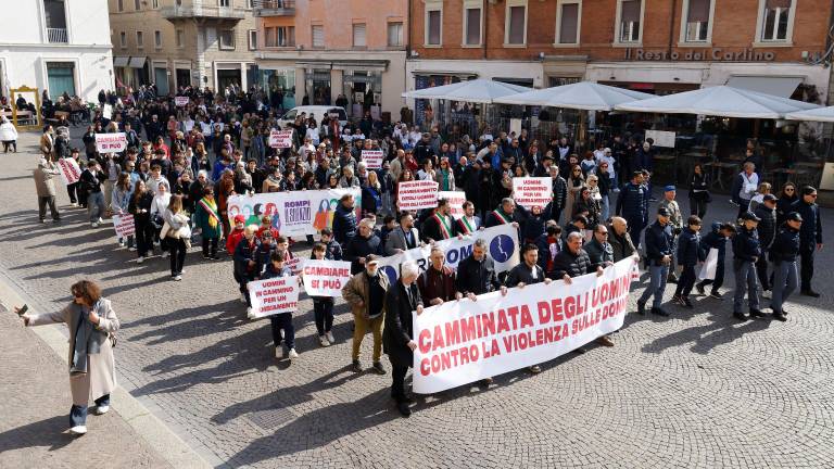 Rimini, in centinaia alla “camminata degli uomini contro la violenza sulle donne” - Gallery Rimini, in centinaia alla “camminata degli uomini contro la violenza sulle donne” - Gallery
