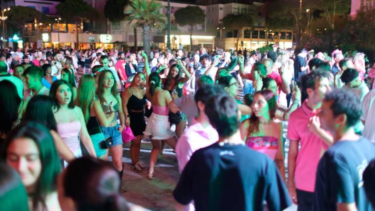 Cesenatico, un bagno di folla per la Notte Rosa 2025 - Gallery Cesenatico, un bagno di folla per la Notte Rosa 2025 - Gallery