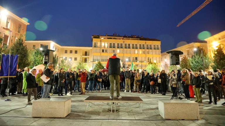 Cesena, in 250 in piazza per fare quadrato contro razzismo e fascismo dopo l’aggressione in centro Cesena, in 250 in piazza per fare quadrato contro razzismo e fascismo dopo l’aggressione in centro