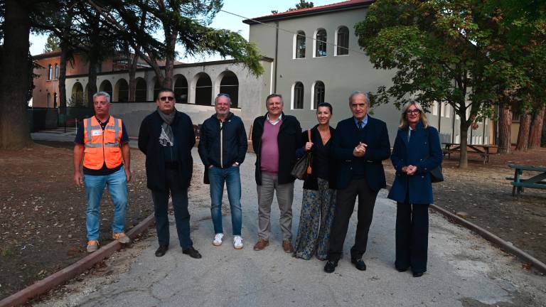Gli amministratori davanti alla scuola rinnovata (foto Fabio Blaco) Gli amministratori davanti alla scuola rinnovata (foto Fabio Blaco)