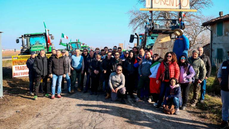 Continua la protesta degli agricoltori al casello autostradale di Castel San Pietro. Oggi non sono più i 200 del primo giorno, ma sono ancora parecchie decine e si stanno dando il cambio, mantenendo il presidio anche di notte. E’ stato così ieri e sarà così anche questa notte. L’autostrada al momento non è bloccata, certo la sfilata dei trattori non rende agevole l’ingresso e la percorrenza sulla provinciale San Carlo che immette al casello, sulla quale il traffico è costantemente rallentato. VIDEO E FOTO MMPH Continua la protesta degli agricoltori al casello autostradale di Castel San Pietro. Oggi non sono più i 200 del primo giorno, ma sono ancora parecchie decine e si stanno dando il cambio, mantenendo il presidio anche di notte. E’ stato così ieri e sarà così anche questa notte. L’autostrada al momento non è bloccata, certo la sfilata dei trattori non rende agevole l’ingresso e la percorrenza sulla provinciale San Carlo che immette al casello, sulla quale il traffico è costantemente rallentato. VIDEO E FOTO MMPH