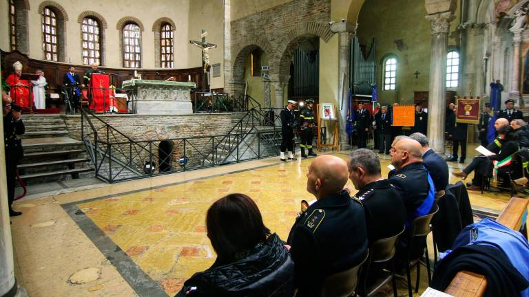 Ravenna. Basilica di San Francesco affollata per la messa per Santa Barbara, patrona dei vigili del fuoco. Il dono dei bambini Ravenna. Basilica di San Francesco affollata per la messa per Santa Barbara, patrona dei vigili del fuoco. Il dono dei bambini