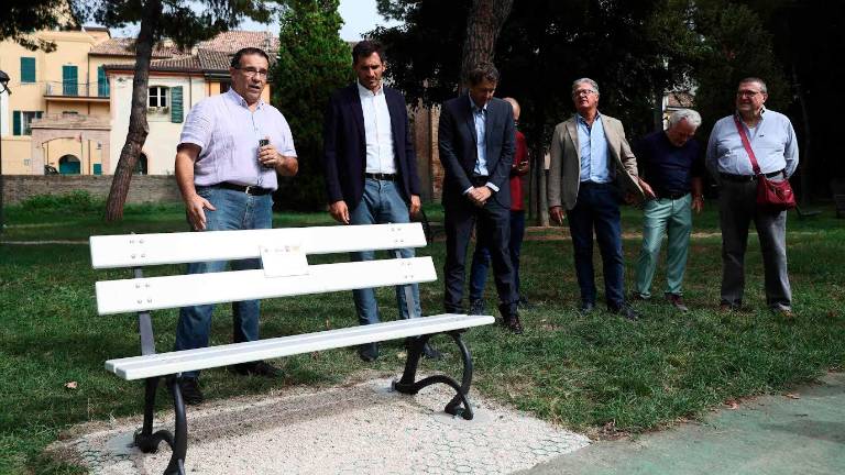 L’inaugurazione della panchina bianca L’inaugurazione della panchina bianca