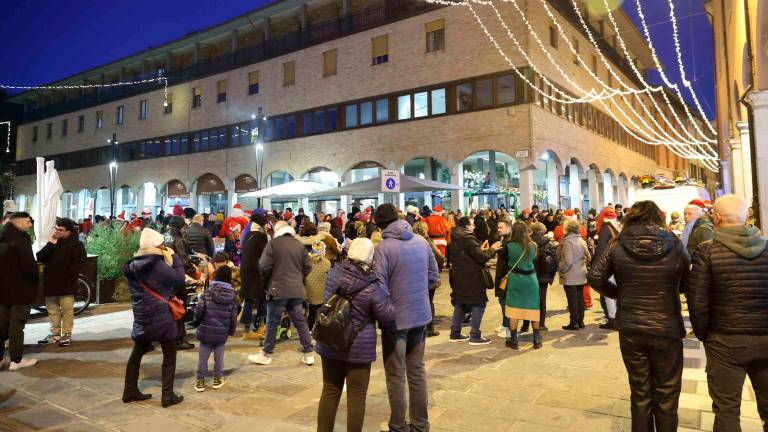 A Cesena i Babbi Natale sfrecciano in Vespa e portano doni ai bambini VIDEO e FOTOGALLERY A Cesena i Babbi Natale sfrecciano in Vespa e portano doni ai bambini VIDEO e FOTOGALLERY