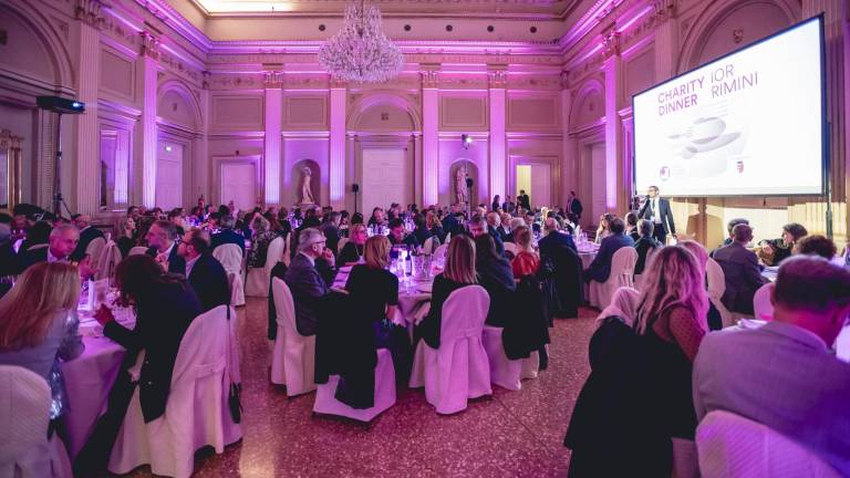 “Charity Dinner IOR” di Rimini, 160 persone al teatro Galli: raccolti 11.500 euro contro i tumori “Charity Dinner IOR” di Rimini, 160 persone al teatro Galli: raccolti 11.500 euro contro i tumori
