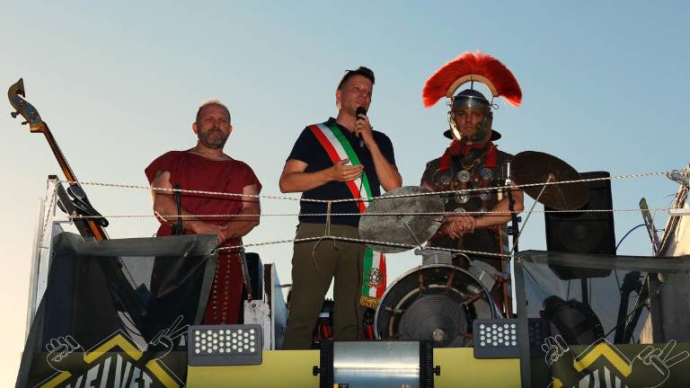 Santarcangelo. Emilia Street Parade: grande successo con 20mila partecipanti Santarcangelo. Emilia Street Parade: grande successo con 20mila partecipanti
