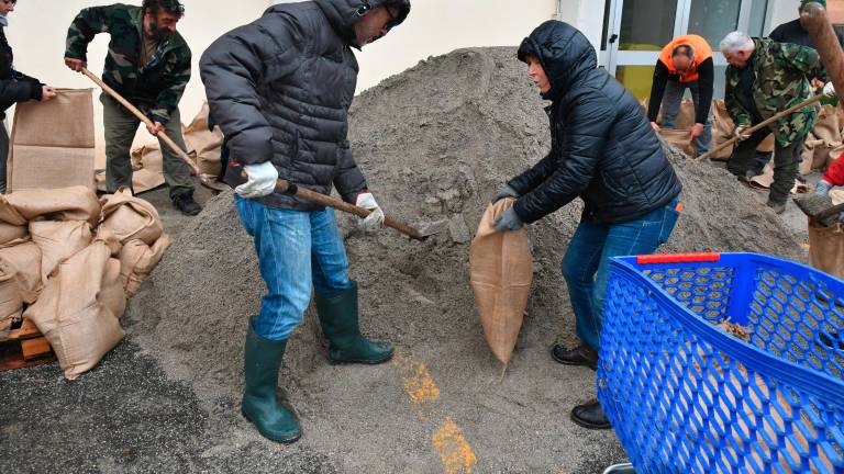I sacchi di sabbia preparati nei giorni dell’alluvione (foto Fabio Blaco) I sacchi di sabbia preparati nei giorni dell’alluvione (foto Fabio Blaco)
