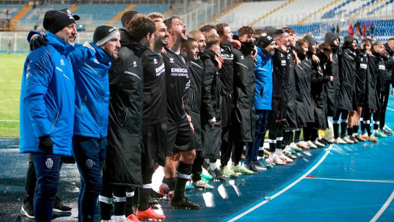 Il Cesena festeggia la vittoria di Pescara Il Cesena festeggia la vittoria di Pescara