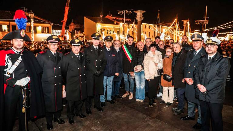 Cesenatico, diverse migliaia di persone per lo spettacolo e l’accensione delle luci del presepe della marineria - Gallery Cesenatico, diverse migliaia di persone per lo spettacolo e l’accensione delle luci del presepe della marineria - Gallery
