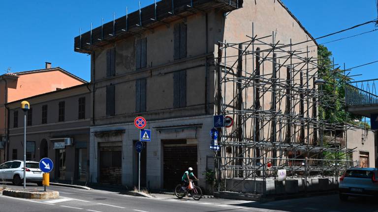 L’immobile in condizioni precarie in viale dell’Appennino (foto Blaco) L’immobile in condizioni precarie in viale dell’Appennino (foto Blaco)