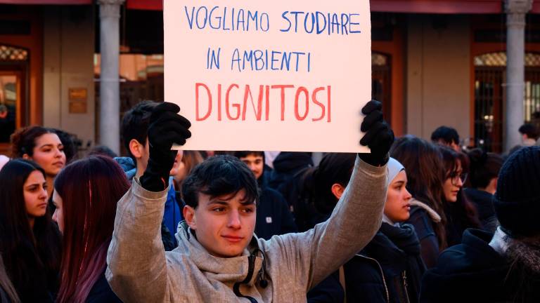 Imola, gli studenti in piazza: “Ci servono più aule, non più bombe” VIDEO GALLERY Imola, gli studenti in piazza: “Ci servono più aule, non più bombe” VIDEO GALLERY