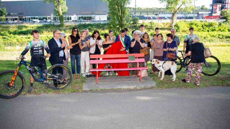 La panchina rossa e rosa simbolo della lotta alla violenza alle donne inaugurata questa sera FOTO MMPH La panchina rossa e rosa simbolo della lotta alla violenza alle donne inaugurata questa sera FOTO MMPH