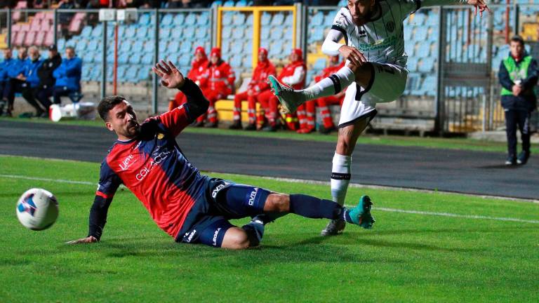 Manolo Adamo contro l’ex Mario Mercadante nel match pareggiato 1-1 al Barbetti di Gubbio all’andata foto luigi rega Manolo Adamo contro l’ex Mario Mercadante nel match pareggiato 1-1 al Barbetti di Gubbio all’andata foto luigi rega