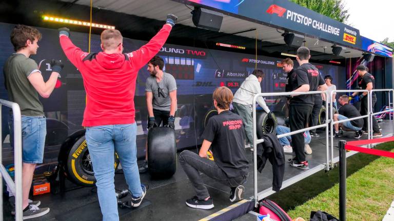 Imola, la Formula 1 è arrivata inaugurata la nuova Fanzone, paddock in piena attività e chiavi della città a Domenicali GALLERY Imola, la Formula 1 è arrivata inaugurata la nuova Fanzone, paddock in piena attività e chiavi della città a Domenicali GALLERY