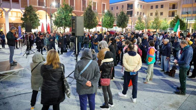 Cesena, in 250 in piazza per fare quadrato contro razzismo e fascismo dopo l’aggressione in centro Cesena, in 250 in piazza per fare quadrato contro razzismo e fascismo dopo l’aggressione in centro