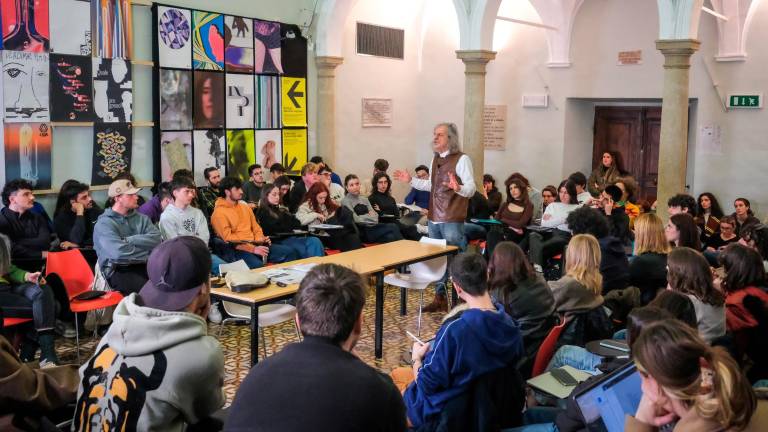 San Marino, Alessandro Bergonzoni al corso di design all’Università: “Progettare significa gettare avanti un’idea” San Marino, Alessandro Bergonzoni al corso di design all’Università: “Progettare significa gettare avanti un’idea”