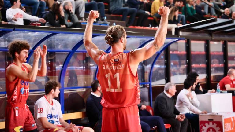 Alex Ranuzzi esulta al Pala Ruggi per il successo dell’Andrea Costa (Foto Monti Mmph) Alex Ranuzzi esulta al Pala Ruggi per il successo dell’Andrea Costa (Foto Monti Mmph)