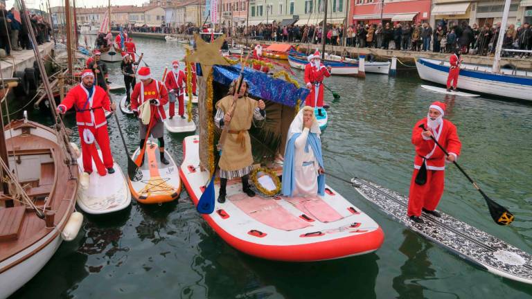 La sfilata dei Babbi Natale in sup e a destra il Carillon vivente La sfilata dei Babbi Natale in sup e a destra il Carillon vivente