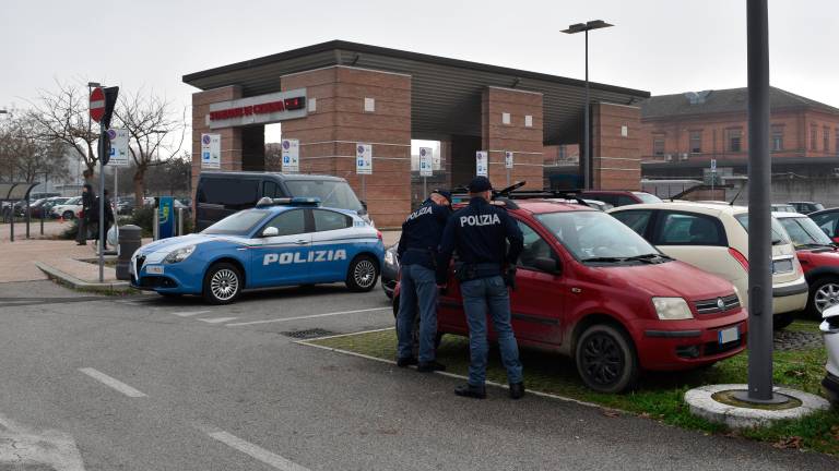 Cesena, auto danneggiate in zona stazione: la Polizia passa al setaccio le immagini delle telecamere Cesena, auto danneggiate in zona stazione: la Polizia passa al setaccio le immagini delle telecamere
