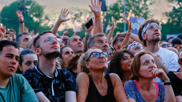 Il concerto evento di Imola. Max Pezzali fa cantare agli 85mila fan una sua hit: «Vi ascolto, un concerto con così tanta gente non mi ricapita più» Il concerto evento di Imola. Max Pezzali fa cantare agli 85mila fan una sua hit: «Vi ascolto, un concerto con così tanta gente non mi ricapita più»
