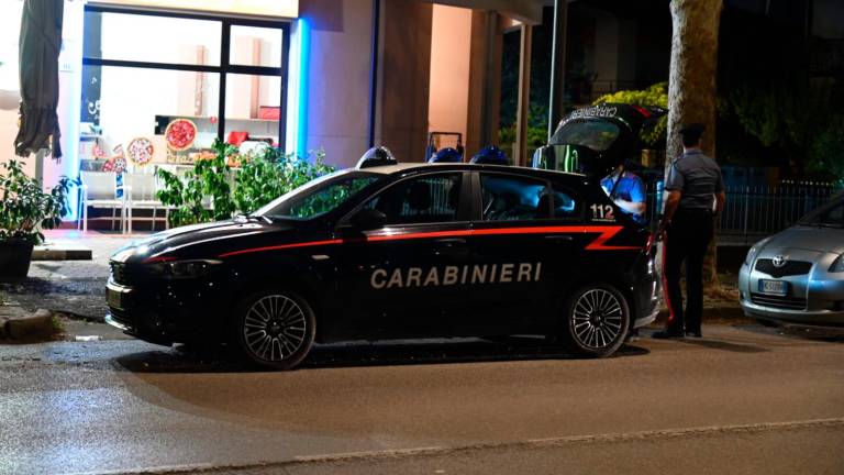 I carabinieri in via Spazzoli dove è avvenuto l’episodio (Foto Blaco) I carabinieri in via Spazzoli dove è avvenuto l’episodio (Foto Blaco)